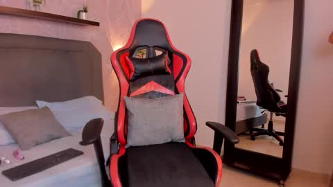 M A D I S O N online show from December 22, 8:23 pm