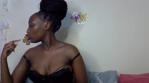 Maee online show from November 26, 8:43 pm