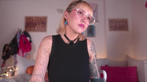 Maeve  schedule 11 am- 530 pm colombia time  online show from April 22, 2:03 pm