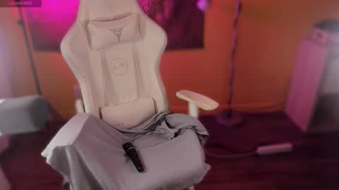 Maevee online show from October 27, 9:27 am