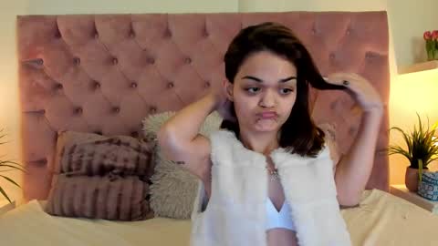 Snapshot of maiamini chatting on February 19, 9:03 pm Maia online show from February 19, 9:03 pm