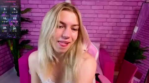 Snapshot of margo_robbbie chatting on October 19, 1:07 am margo_robbbie online show from October 19, 1:07 am