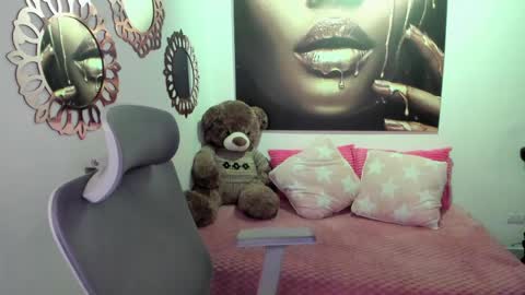 Mariana Lopez online show from June 5, 12:15 am