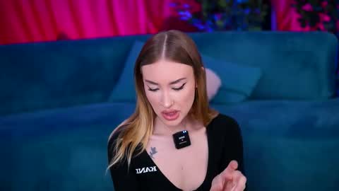 Snapshot of maryj_watson chatting on October 19, 6:21 pm Marry Jane online show from October 19, 6:21 pm