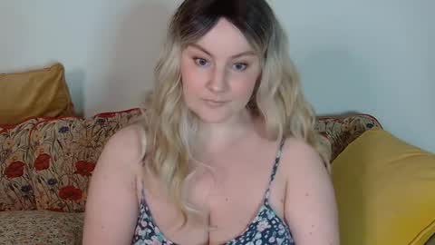 Snapshot of mathilde_solveig chatting on January 25, 3:25 pm mathilde_solveig online show from January 25, 3:25 pm