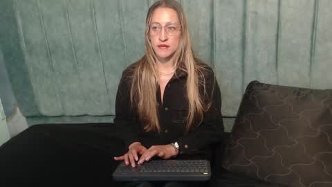 Snapshot of maya25_ chatting on September 21, 12:04 pm Maya online show from September 21, 12:04 pm