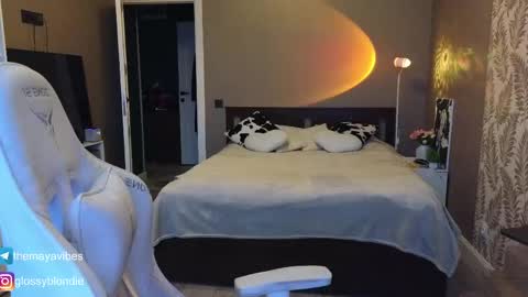 Maya online show from April 16, 3:51 am