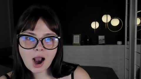 Woman online show from October 28, 5:57 am