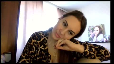 meadoweyes_ online show from November 15, 11:11 am