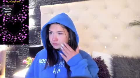 Snapshot of megan_devon chatting on December 22, 12:38 pm online show from December 22, 12:38 pm