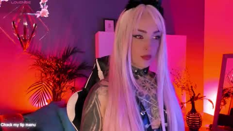 Snapshot of megan_inked_ chatting on October 19, 3:08 am online show from October 19, 3:08 am