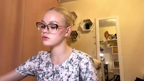 Mia online show from March 27, 6:19 pm