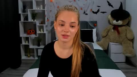 MelanieAlves online show from November 5, 6:57 pm