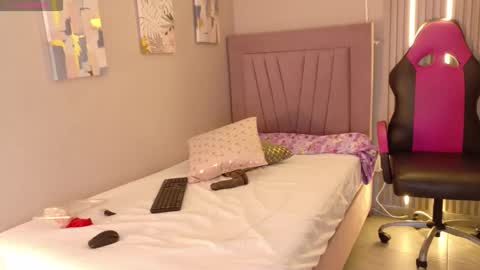 meli_peach online show from December 13, 7:53 pm