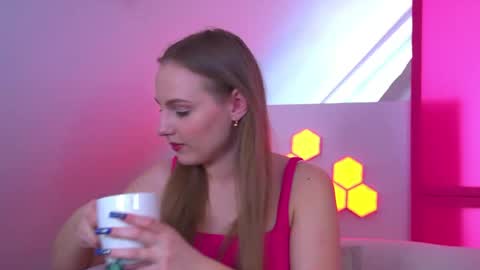 MelissaBerry online show from April 13, 8:37 am