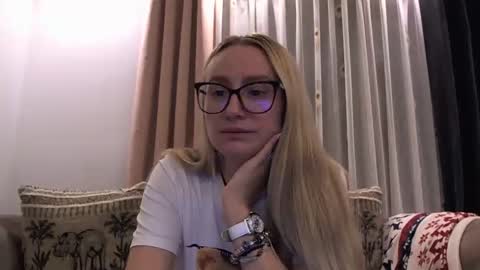 Melly online show from November 8, 3:50 pm