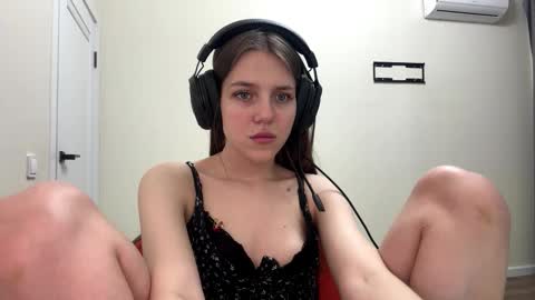 Hi Im Aria 18 years old online show from February 4, 7:28 pm