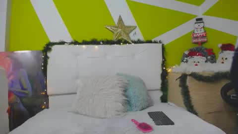Snapshot of merlinaadams_ chatting on December 18, 6:57 pm Merlina online show from December 18, 6:57 pm