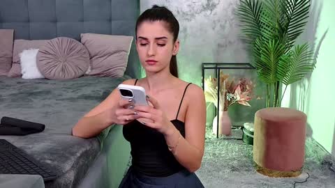 Freya Allen online show from December 4, 8:51 pm