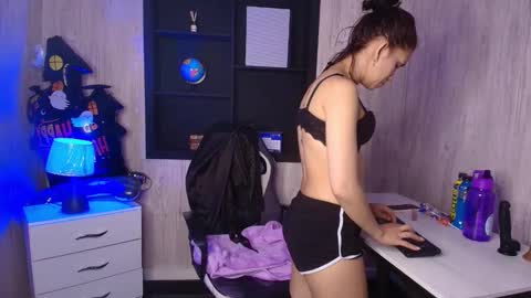 Snapshot of mia_esposito2 chatting on October 15, 4:04 am mia_esposito2 online show from October 15, 4:04 am