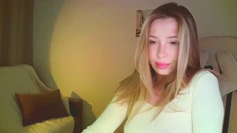 Mia online show from July 17, 10:35 pm