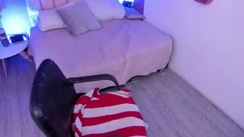 Val  online show from February 5, 8:01 pm