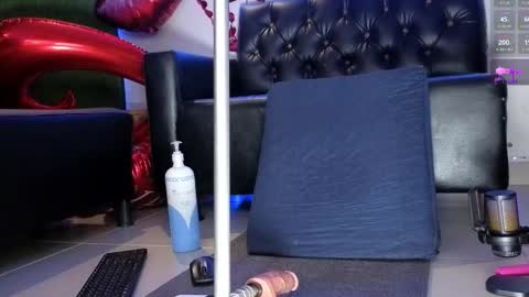 Mia K online show from March 6, 12:00 pm