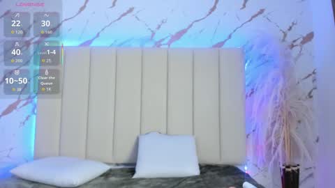 mia_serena_ online show from February 4, 8:23 pm