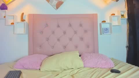 Snapshot of mia_suarezzz chatting on October 15, 1:30 am Mia Suarez online show from October 15, 1:30 am