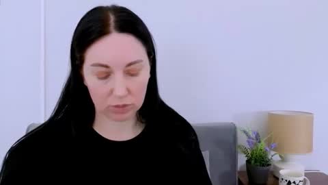 Mia online show from April 4, 4:06 pm