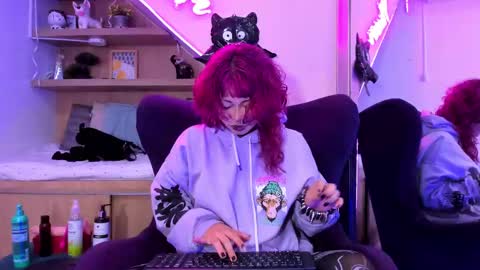 Snapshot of miaamane chatting on February 25, 1:00 pm Mia online show from February 25, 1:00 pm