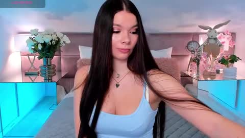 Mia online show from April 19, 7:05 pm