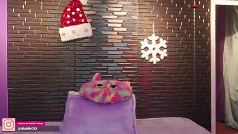Snapshot of miadimota chatting on December 7, 4:31 am Mia online show from December 7, 4:31 am