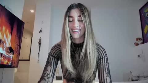 Mia online show from October 28, 11:42 pm