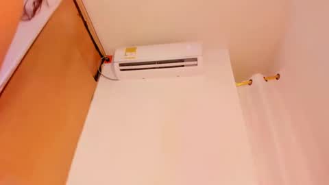 miakirshner_ online show from September 18, 2:37 pm