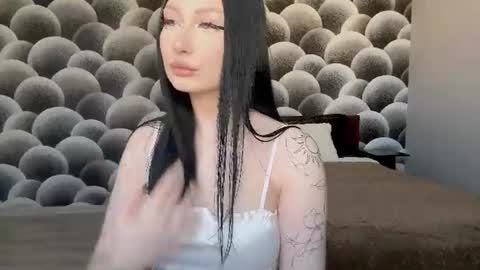 Mia online show from June 19, 10:08 am