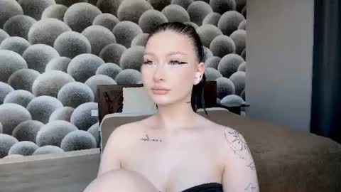 Mia online show from June 20, 10:52 am