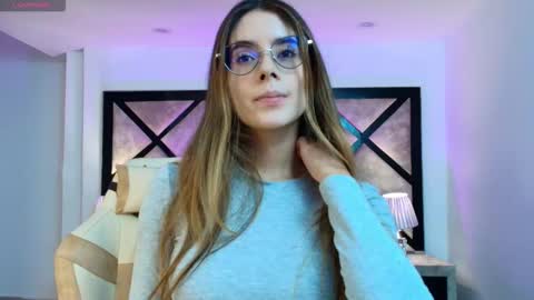 Mia online show from February 16, 7:03 pm