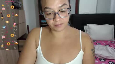 Snapshot of miia_big1boobs chatting on February 22, 9:53 pm miia big1boobs online show from February 22, 9:53 pm