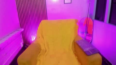 miilu  online show from April 11, 6:30 am