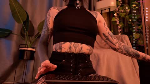 mika_moon_ online show from January 10, 8:15 pm