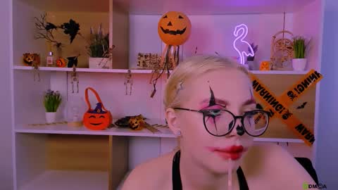 miki_ti online show from October 31, 9:57 am