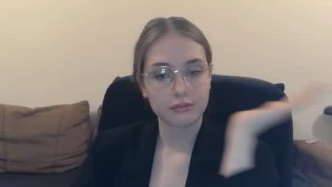 mila_keyy online show from December 16, 9:53 pm