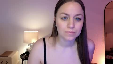 Snapshot of milafleur chatting on February 26, 9:01 am Mila Fleur online show from February 26, 9:01 am