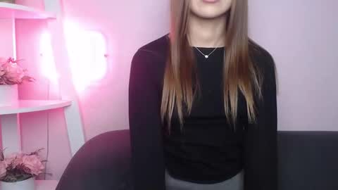 milanaangelas online show from December 5, 5:51 am