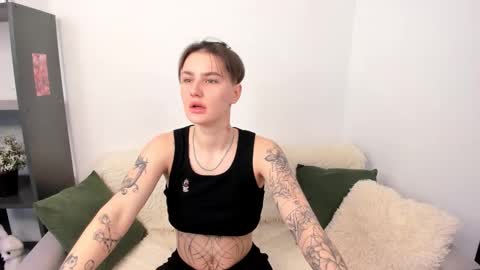 milenakeeks online show from March 1, 8:14 am