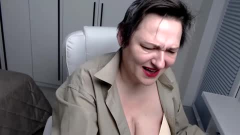 Snapshot of milfscarlette chatting on January 19, 6:53 am MilfScarlette online show from January 19, 6:53 am