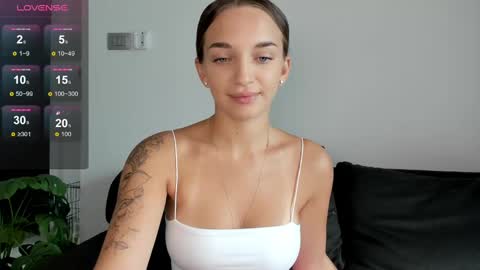 Snapshot of minimaia chatting on December 14, 3:28 am Maya online show from December 14, 3:28 am