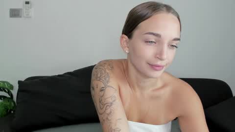 Snapshot of minimaia chatting on January 21, 3:15 am Maya online show from January 21, 3:15 am