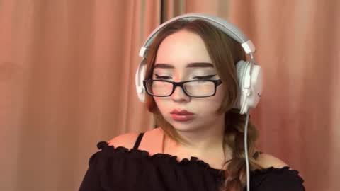 Snapshot of mira_light_ chatting on September 30, 3:17 pm mira_light_ online show from September 30, 3:17 pm